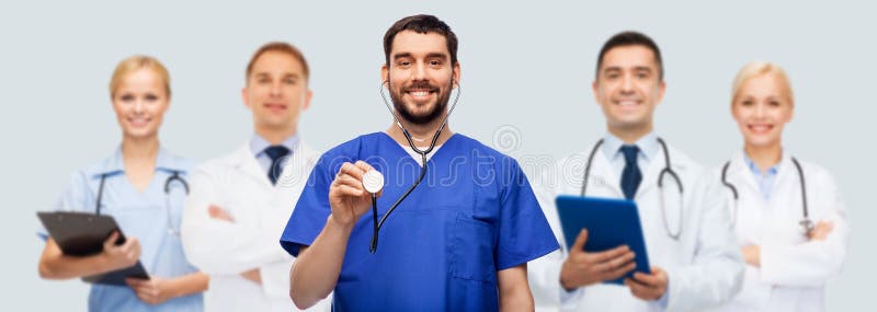 Medico o infermiere sorridente con stetoscopio