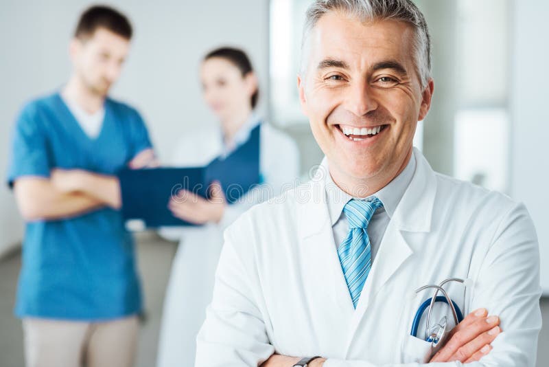 Medico sicuro alla posa dell'ospedale fotografie stock libere da diritti Medico sicuro alla posa dell'ospedale fotografie stock libere da diritti