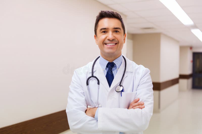 Medico sorridente in camice all'ospedale