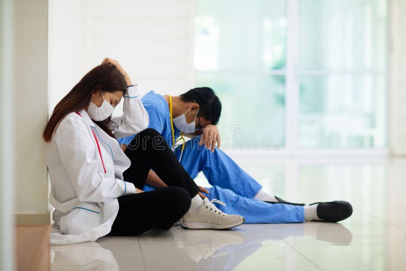 Medico stanco esaurito o infermiere. epidemia di virus