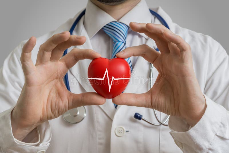 Medico tiene il cuore rosso in mani immagine stock libera da diritti Medico tiene il cuore rosso in mani immagine stock libera da diritti