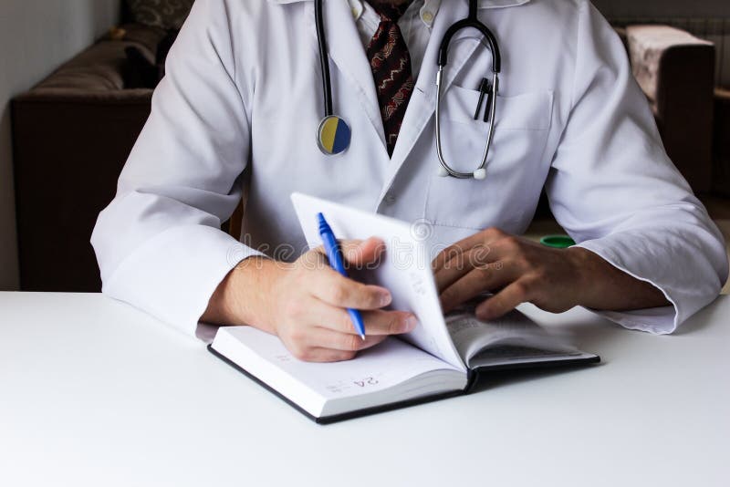 Medico ucraino nell'ufficio Il medico dice fotografie stock Medico ucraino nell'ufficio Il medico dice fotografie stock