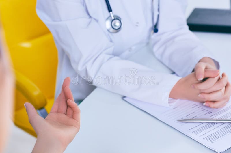 Medicul curant care ascultă cu atenție plângerile pacienților în cabinetul medical. asistență medicală sau concept de asigurare. d stock image