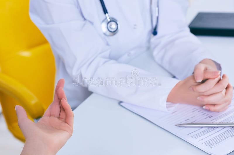Medicul curant care ascultă cu atenție plângerile pacienților în cabinetul medical. asistență medicală sau concept de asigurare. d stock images