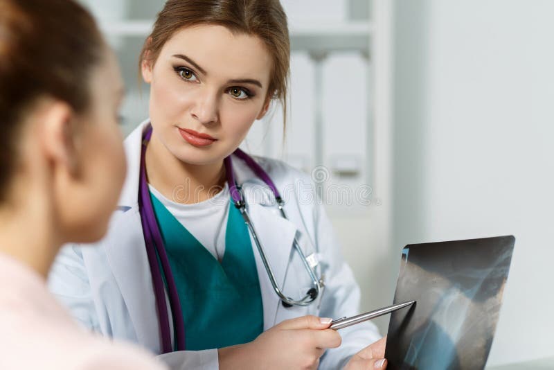 Medicul curant explică diagnosticul pacientului royalty free stock photo