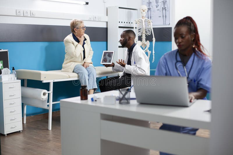 Medicul dumneavoastră va examina tratamentul cu stock photography