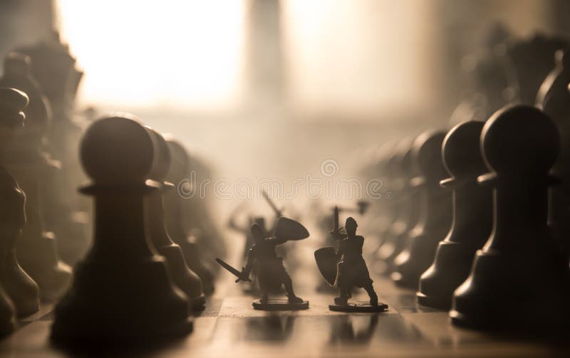Scenă de luptă medievală cu cavalerie și infanterie pe tablă. conceptul de joc de șah, idei de afaceri și concurență și stock image
