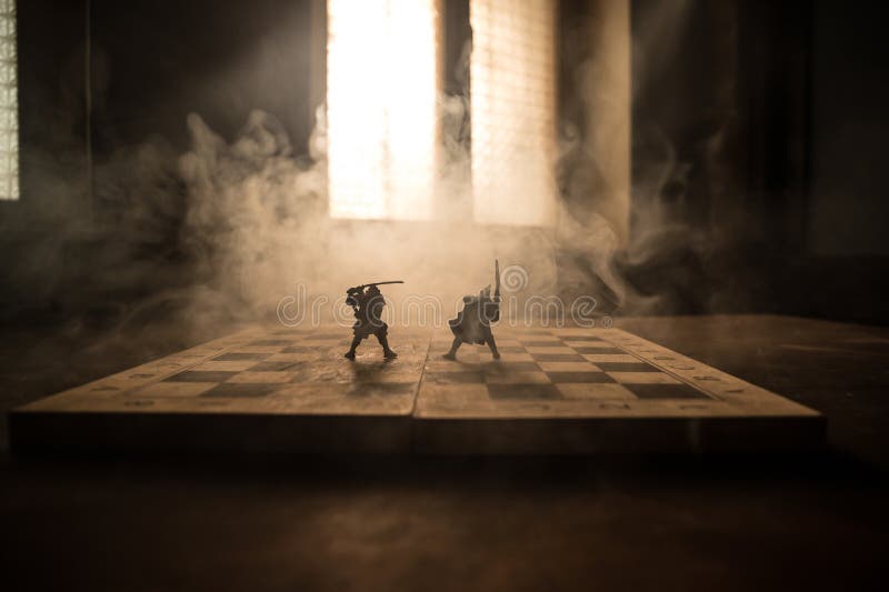 Scenă de luptă medievală cu cavalerie și infanterie pe tablă. conceptul de joc de șah, idei de afaceri și concurență și royalty free stock images