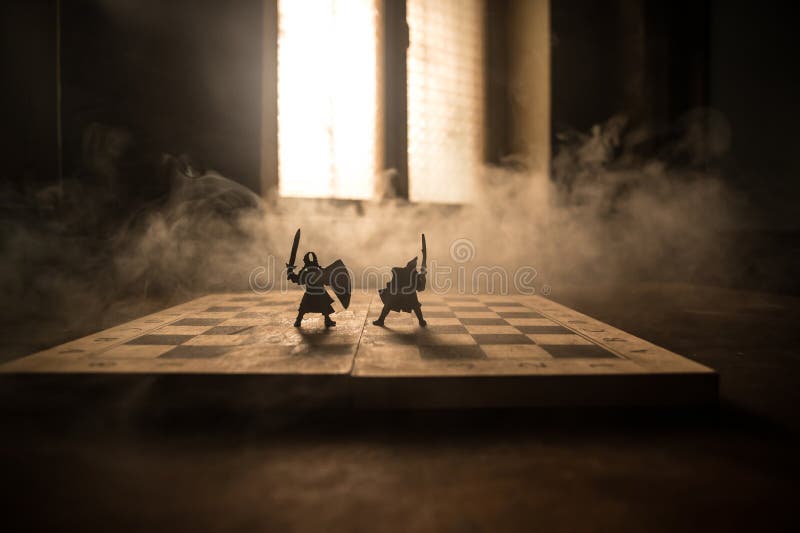 Scenă de luptă medievală cu cavalerie și infanterie pe tablă. conceptul de joc de șah, idei de afaceri și concurență și royalty free stock image