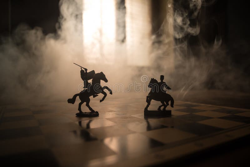 Scenă de luptă medievală cu cavalerie și infanterie pe tablă. conceptul de joc de șah, idei de afaceri și concurență și royalty free stock image