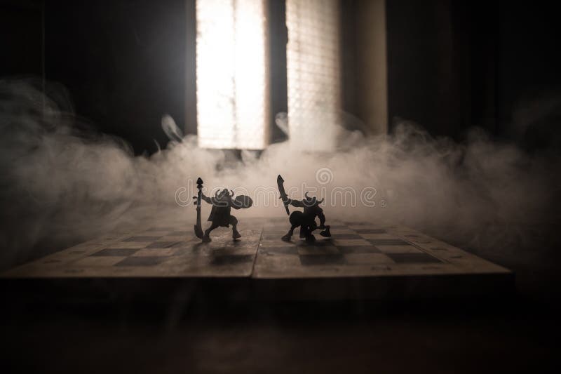 Scenă de luptă medievală cu cavalerie și infanterie pe tablă. conceptul de joc de șah, idei de afaceri și concurență și royalty free stock photo