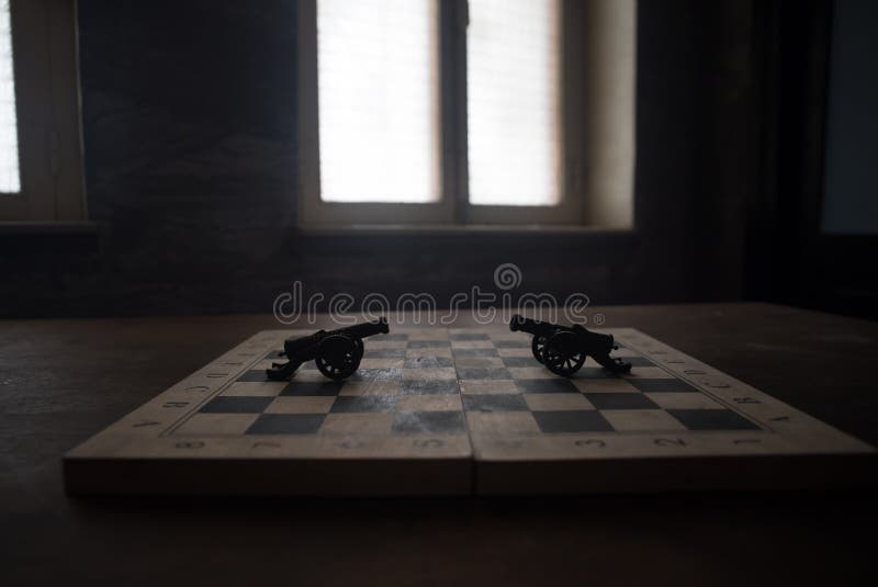 Scena de luptă medievală cu două tunuri pe tablă. conceptul de joc de șah, idei de afaceri și concurență și idei de strategie stock photography