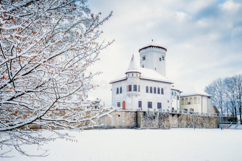 Středověký hrad Budatín nedaleko města Žilina v zimě.