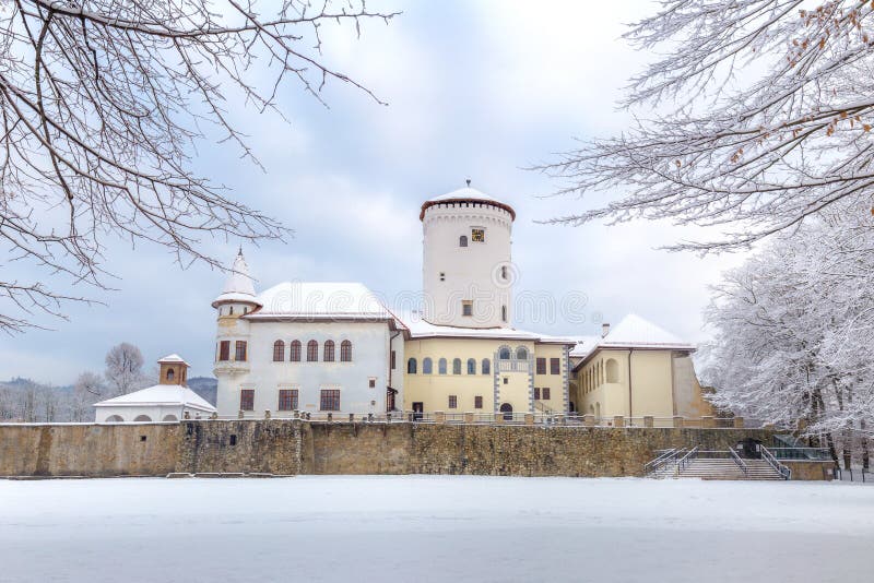 Stredoveký hrad Budatín neďaleko mesta Žilina v zime.