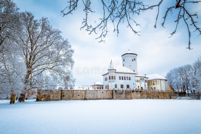 Stredoveký hrad Budatín neďaleko mesta Žilina v zime.