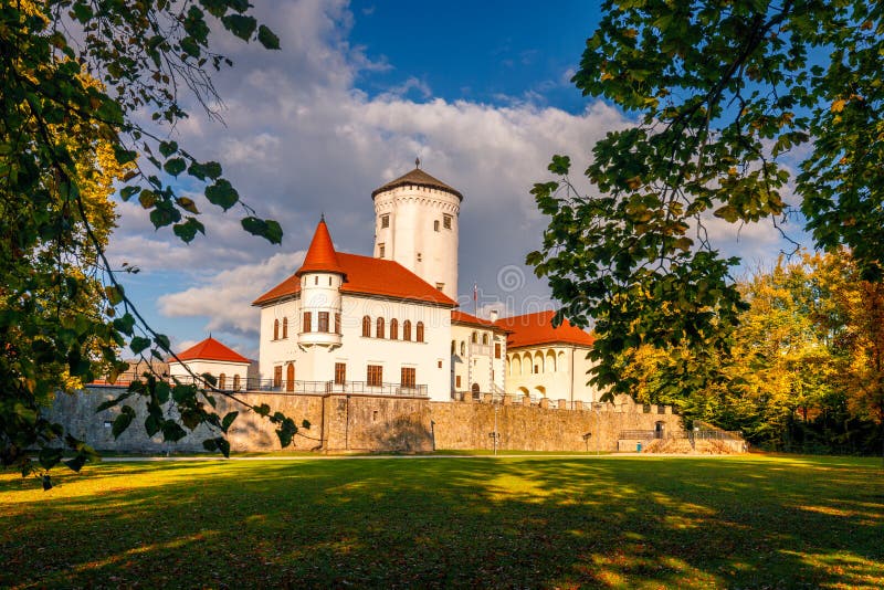 Středověký hrad Budatín s parkem v podzimní sezóně, Slovensko