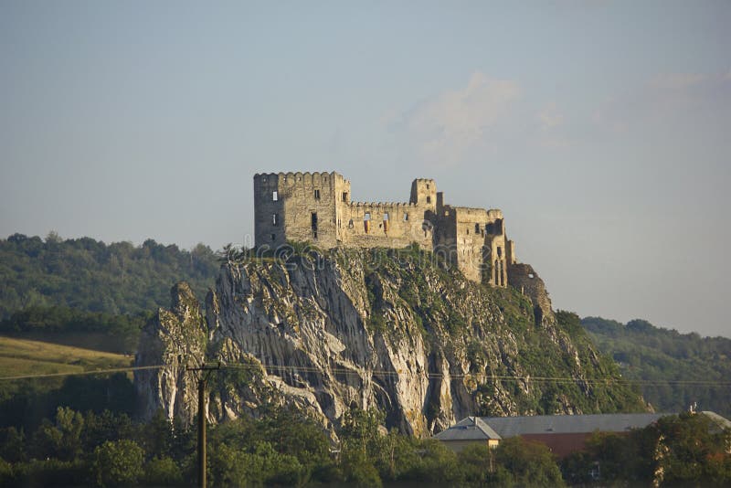 Středověký hrad na útesu