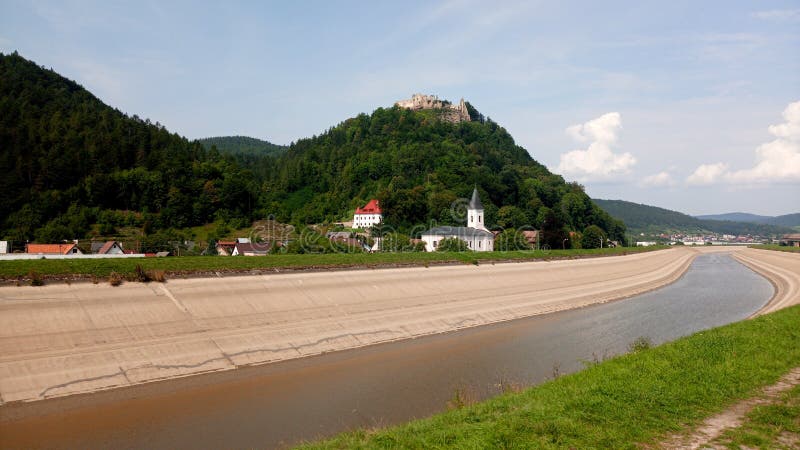 Středověký hrad na kopci nad obcí