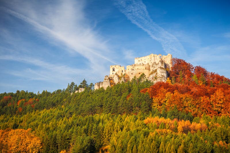 Středověký hrad Lietava v podzimní sezóně.