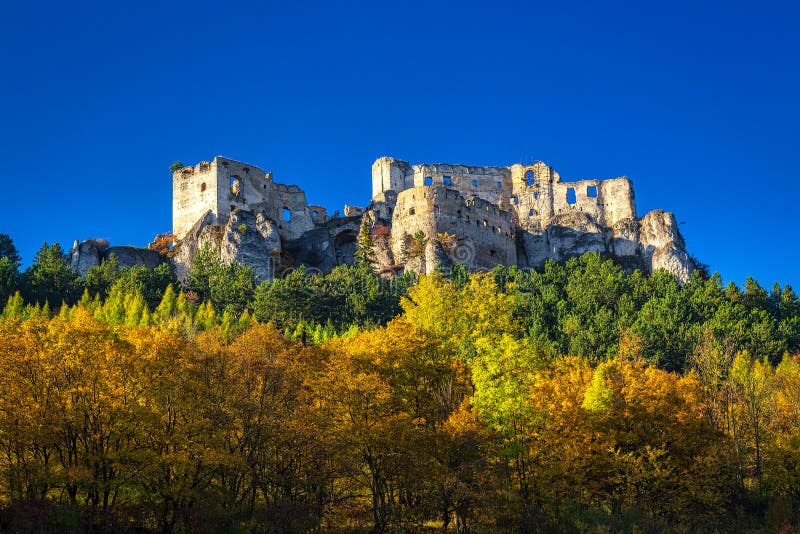 Stredoveký hrad Lietava v jesennej sezóne, Slovensko