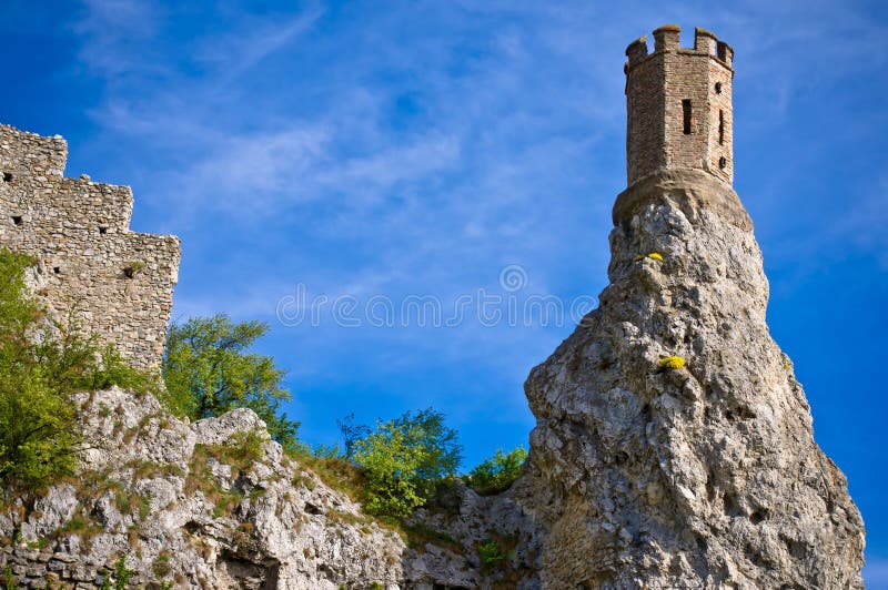 Stredoveký hrad Devín na skale, slnečný deň, modrá obloha