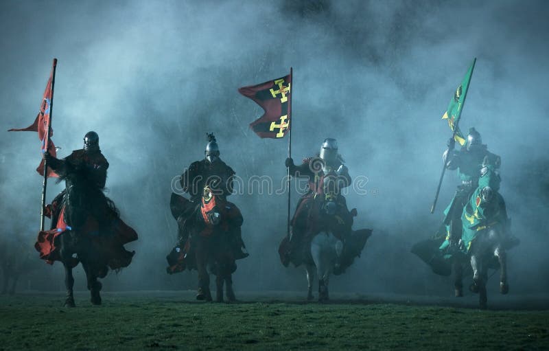 Quattro cavalieri medioevali a cavallo.
