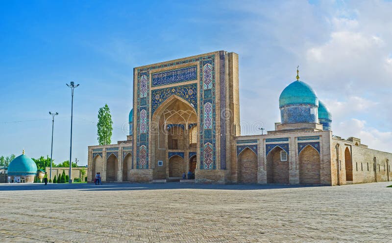 Fasáda Barakh-khan Madrasah, středověká památka, která dnes slouží jako obchodní dome, Taškent, Uzbekistán.