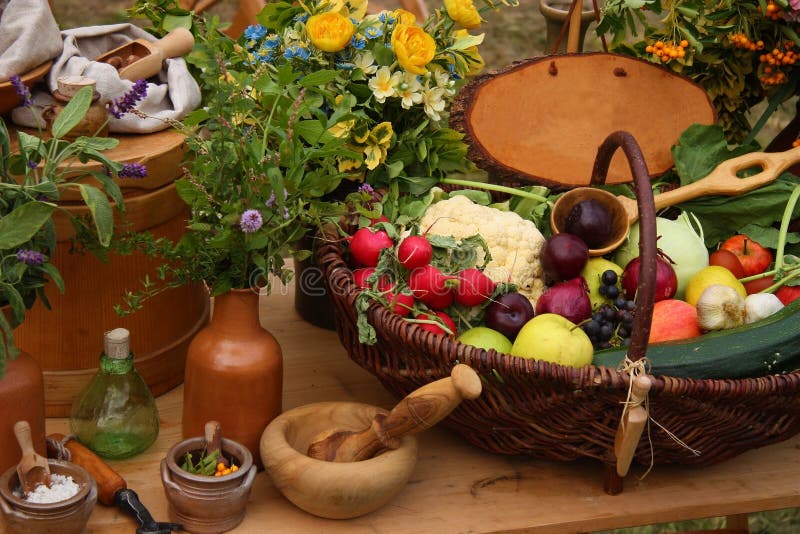Stůl krásné ozdobený středověký květiny, byliny strhující opravné prostředky.