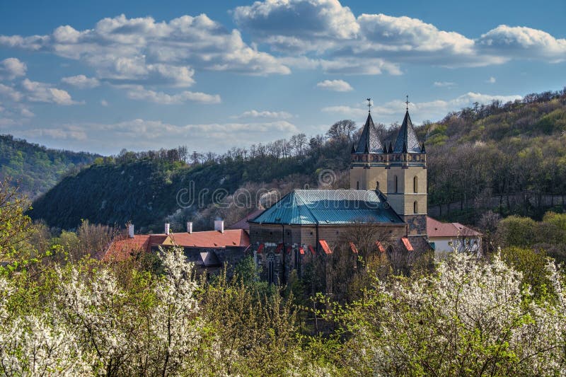 Stredoveký kláštor v Hronskom Beňadiku (Slovensko), starobylá gotická stavba, jarná príroda, ovocný sad.