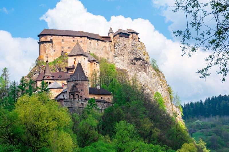Stredoveký oravský hrad na kopci.