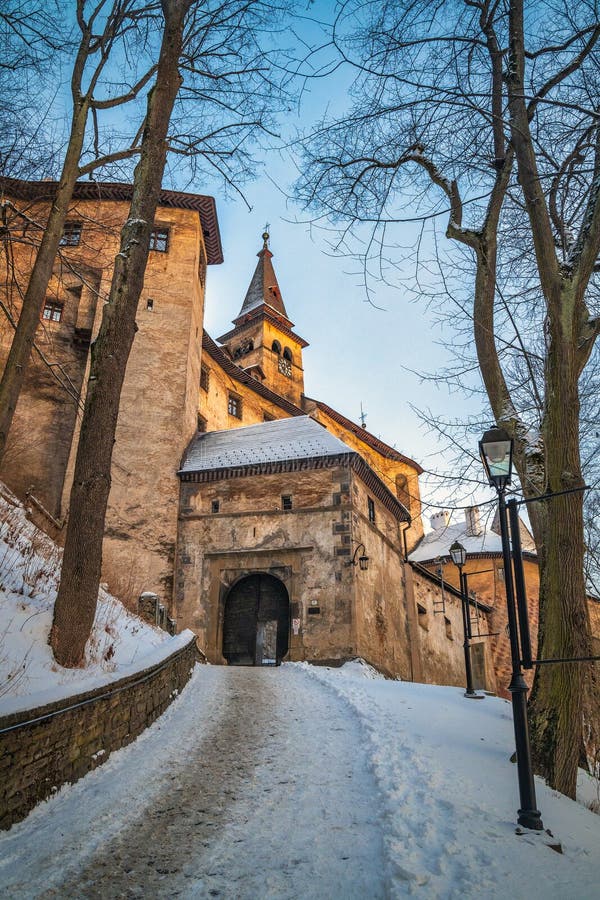 Stredoveký Oravský hrad pri západe slnka v zimnej sezóne, Slovensko