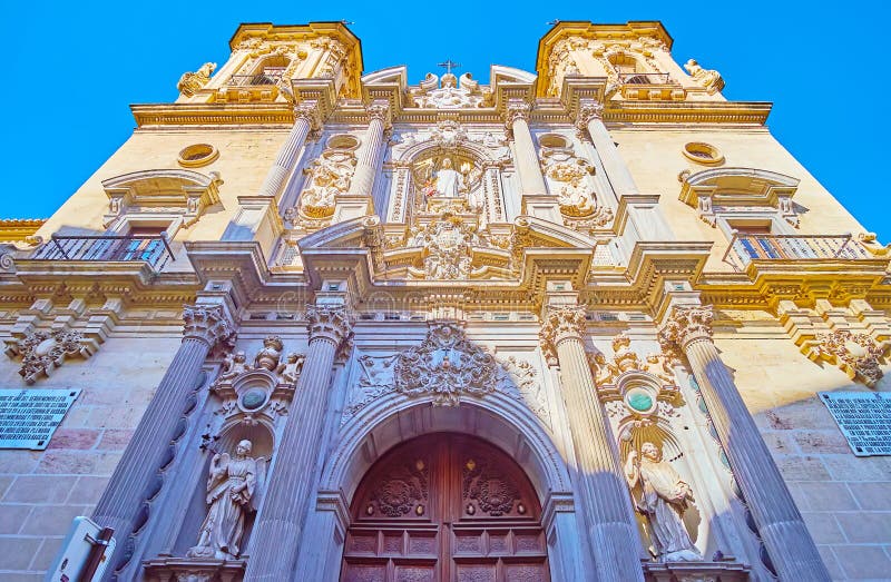 Piedra fachada de iglesia, abundantemente decorado muro columna, estatuas a tallado guirnaldas,,.