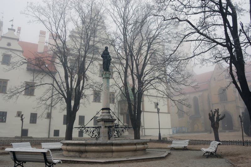 Stredoveké mesto v hmle