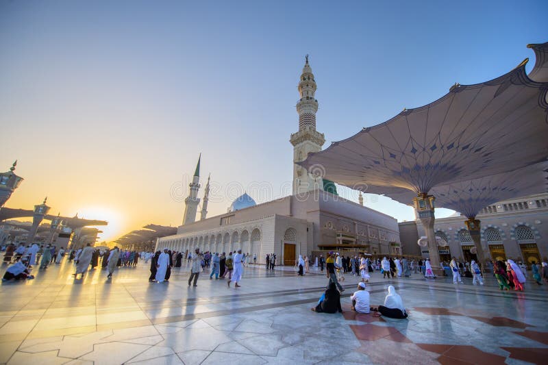 MEDINA, LA ARABIA SAUDITA (KSA) - 21 DE MARZO: Puesta del sol en la mezquita de Nabawi