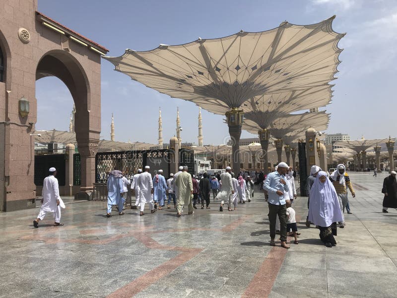 MEDINA, ΒΑΣΊΛΕΙΟ ΤΟΥ ΣΑΟΥΔΙΚΟΎ ΤΟ ΜΆΙΟ ΤΟΥ 2019 ΑΡΑΒΊΑ-CIRCA: Μουσουλμάνοι περπατούν μέσα για να προσεηθούν το εσωτερικό Al Nabaw στοκ εικόνες με δικαίωμα ελεύθερης χρήσης
