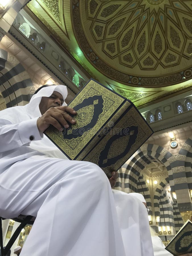 MEDINA- 26 ΜΑΐΟΥ 2019: Μουσουλμάνοι διαβάζουν Quran και προσεύχονται μέσα Masjid Nabawi σε Madinah, Σαουδική Αραβία Το μουσουλμαν στοκ φωτογραφία με δικαίωμα ελεύθερης χρήσης