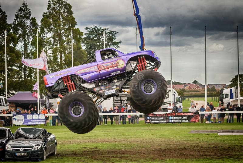 Medio de luchtsprong van de monstervrachtwagen royalty-vrije stock fotografie Medio de luchtsprong van de monstervrachtwagen royalty-vrije stock fotografie