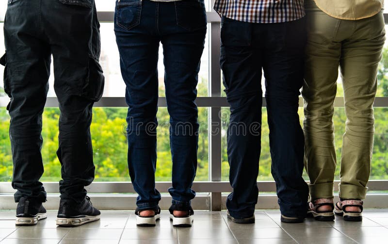 Medio grupo de personas del cuerpo de la vista posterior que mira el edificio exterior Colección trasera de la gente del equipo d fotografía de archivo libre de regalías Medio grupo de personas del cuerpo de la vista posterior que mira el edificio exterior Colección trasera de la gente del equipo d fotografía de archivo libre de regalías