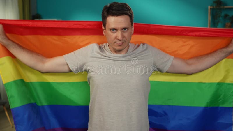 Medio video de una persona homosexual bisexual pansexual transexual mirando la cámara y envolviéndose