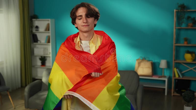 Medio video de una persona homosexual bisexual pansexual transexual mirando la cámara y envolviéndose