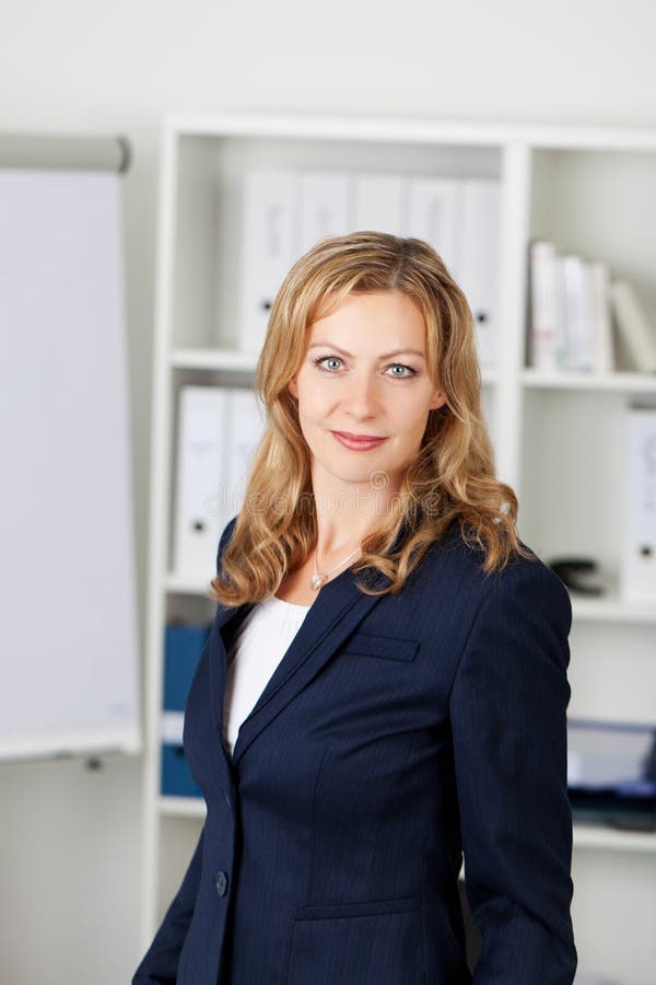 Medio Volwassen Onderneemster In Office stock afbeelding Medio Volwassen Onderneemster In Office stock afbeelding