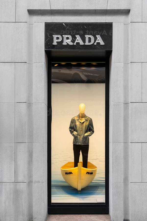 Mediolan Włochy kwiecień 08 2025 r. : Prezentacja okna Prada w Mediolanie. Manekin męski w dżinsowej kurtce znajduje się wewnątrz zdjęcia stock