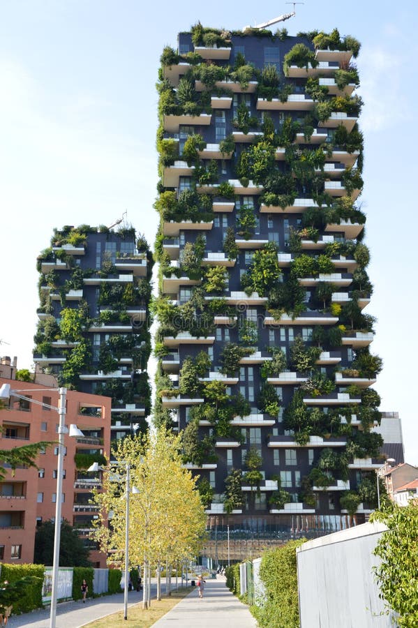 MEDIOLAN WŁOCHY, LIPIEC, - 19, 2017: Bosco Verticale, pionowo lasowi budynki mieszkaniowi w Porta Nuova terenie miasto Mediolan, zdjęcie stock MEDIOLAN WŁOCHY, LIPIEC, - 19, 2017: Bosco Verticale, pionowo lasowi budynki mieszkaniowi w Porta Nuova terenie miasto Mediolan, zdjęcie stock