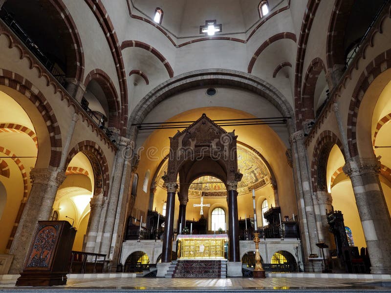 MEDIOLAN WŁOCHY, MAJ, - 3, 2018: Ołtarz od bazyliki Sant Ambrogio, jeden antyczni kościół w Mediolan Patron Mediolan