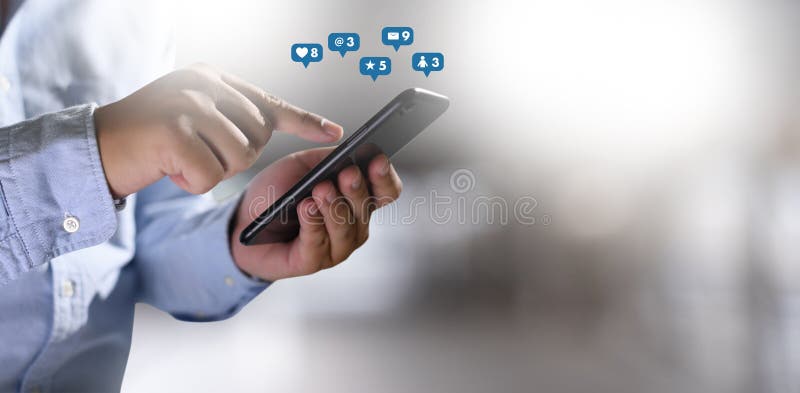 Medios sociales, concepto social de la red con el teléfono elegante del hombre del teléfono con el diagrama de red social de los imágenes de archivo libres de regalías Medios sociales, concepto social de la red con el teléfono elegante del hombre del teléfono con el diagrama de red social de los imágenes de archivo libres de regalías