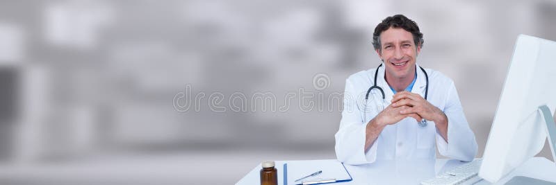 Medique as mãos junto na mesa contra o fundo borrado branco imagem de stock royalty free Medique as mãos junto na mesa contra o fundo borrado branco imagem de stock royalty free
