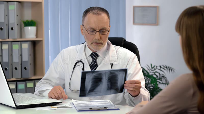 Medique a observação dos pulmões raio X, diagnóstico de espera do paciente, risco da tuberculose fotos de stock Medique a observação dos pulmões raio X, diagnóstico de espera do paciente, risco da tuberculose fotos de stock