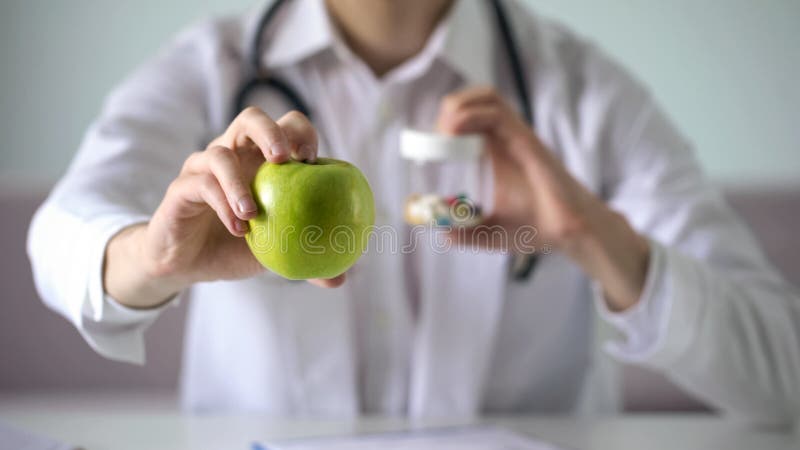 Medique a proposição do alimento biológico em vez dos comprimidos, imunidade dos apoios da dieta saudável foto de stock royalty free Medique a proposição do alimento biológico em vez dos comprimidos, imunidade dos apoios da dieta saudável foto de stock royalty free