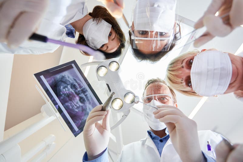 Medisch team in de tandkliniek van maxillofacial chirurgie royalty-vrije stock foto Medisch team in de tandkliniek van maxillofacial chirurgie royalty-vrije stock foto