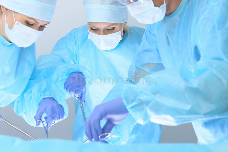 Medisch team die handeling uitvoeren Drie van chirurgen op het werk zijn bezig van patiënt Geneeskunde, veterinair of gezondheids stock fotografie Medisch team die handeling uitvoeren Drie van chirurgen op het werk zijn bezig van patiënt Geneeskunde, veterinair of gezondheids stock fotografie